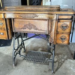 Vintage Singer Sewing Machine in Antique Treadle Cabinet – Model 15-91 (1951) 