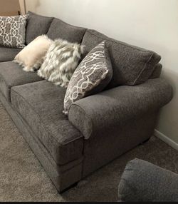 Sofá de Lujo con Cuatro Cojines  -Luxurious Couch with Four Cushions