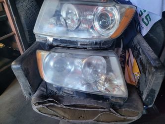 Set Of OEM headlight Set With Working HID Bulbs And Ballast For 2011 To 2013 Jeep Grand Cherokee