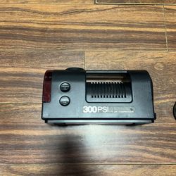 Portable tire pump