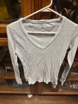 Gap v neck size small