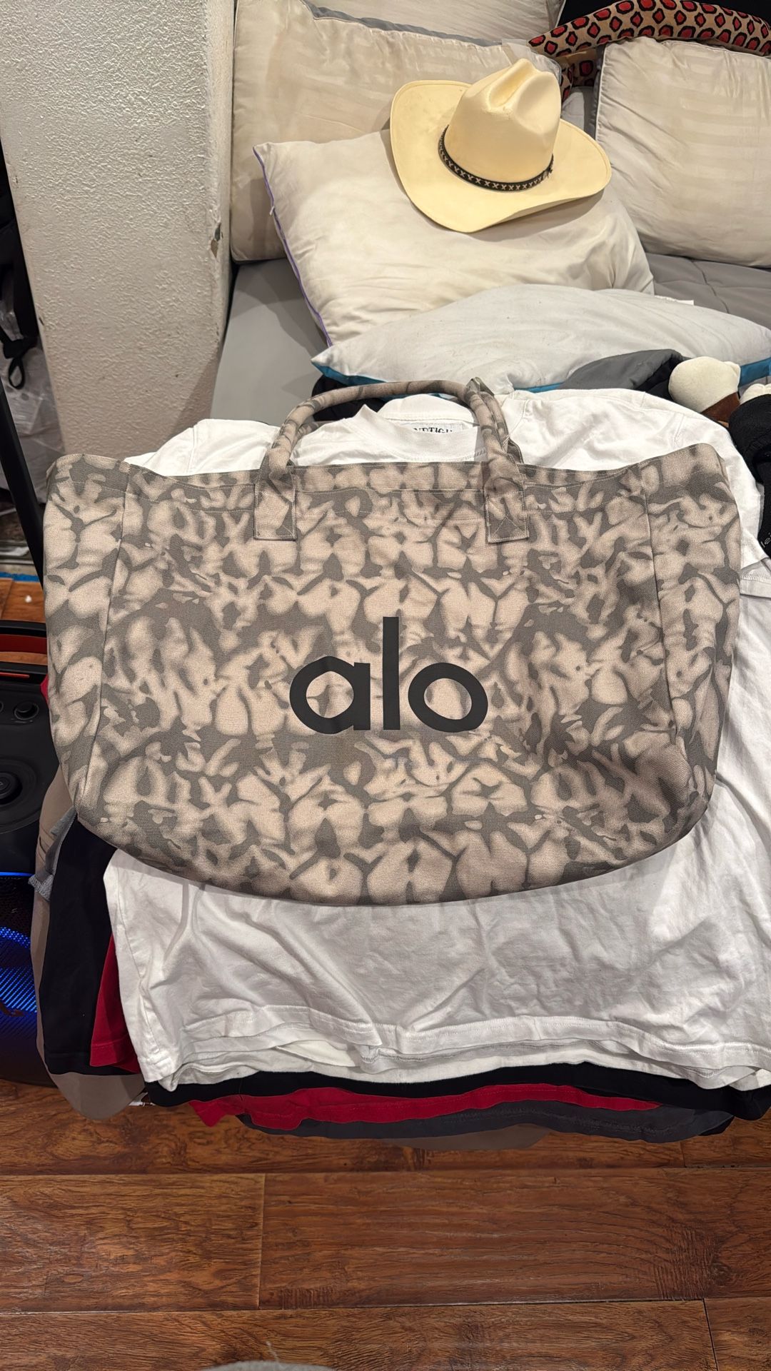 “alo” tote bag