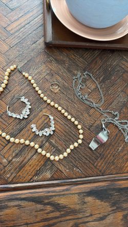 Costume jewelry lot $10 93309