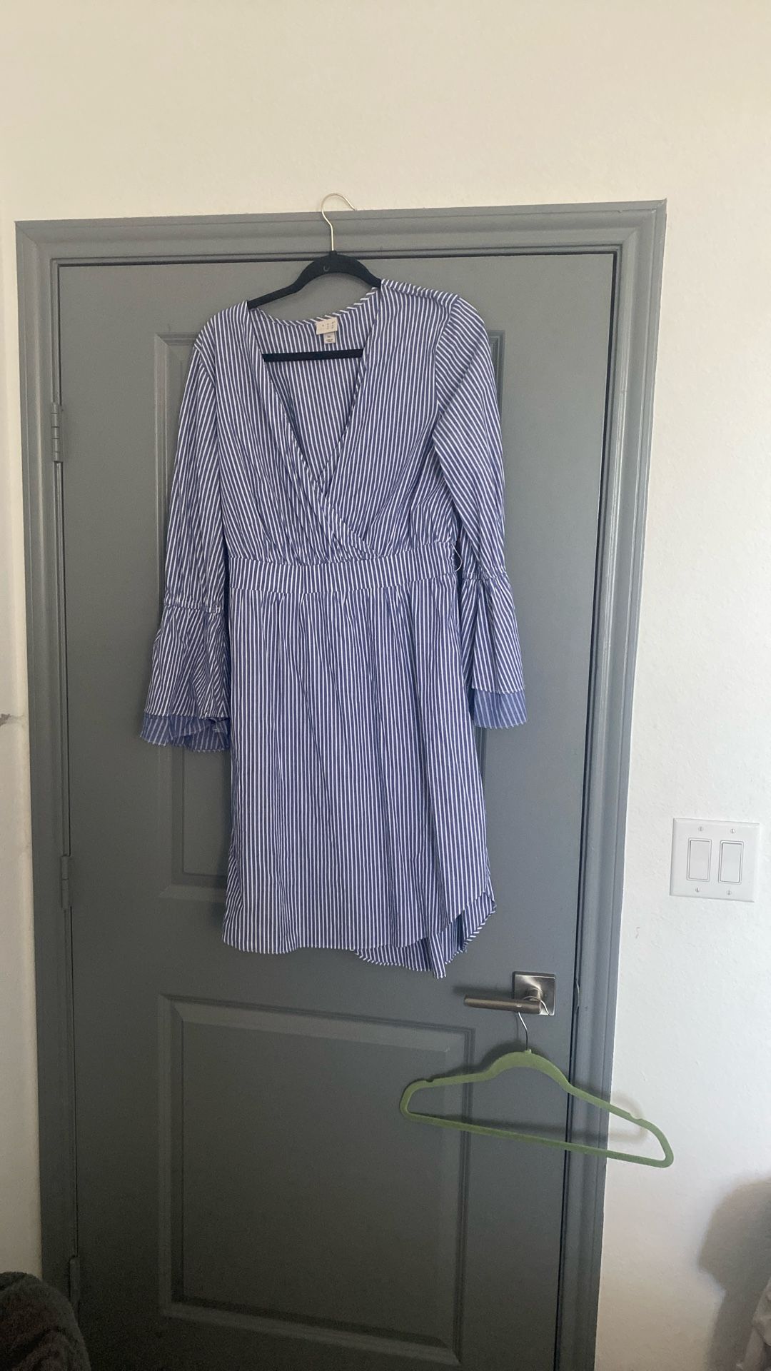 XL V-Neck Long Sleeve Mid Length Dress