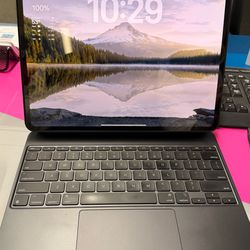 iPad Pro M5 13” W/ Cellular + WiFi 256GB + Magic Keyboard