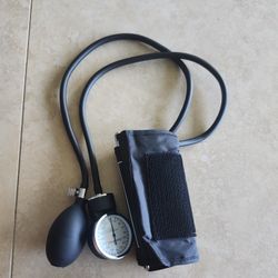 PARAMED Aneroid Sphygmomanometer Basic Manual Blood Pressure Universal Cuff
