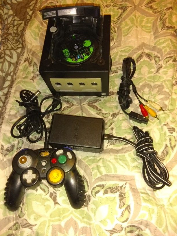 GameCube W/Luigi's Mansion & Accessories