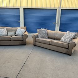 DELIVERY AVAILABLE 🚚🚛🚚 Beautiful Couch And Loveseat!!