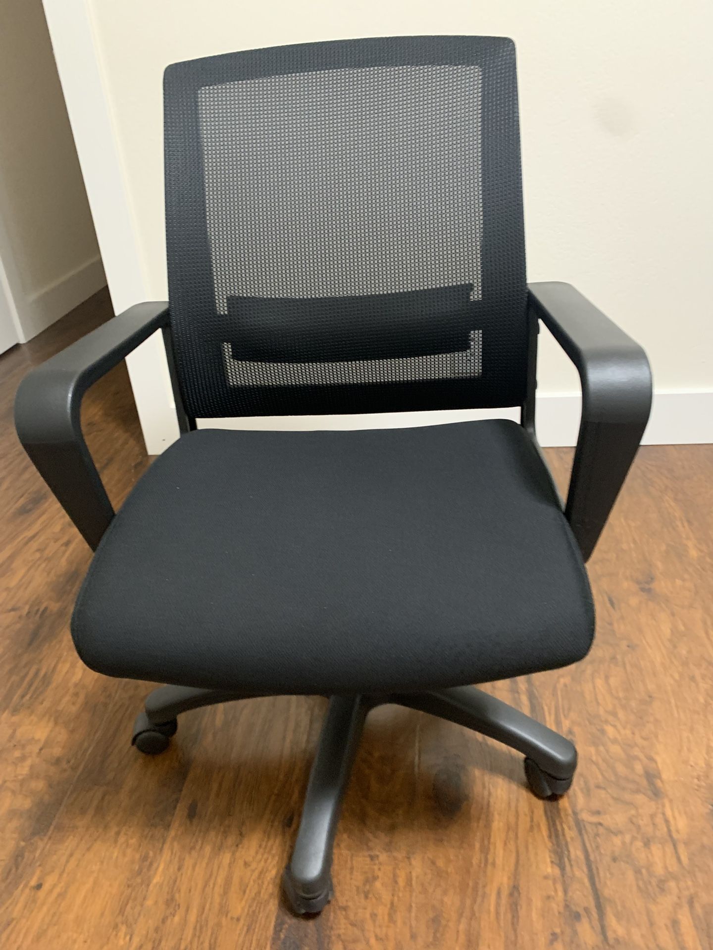 Ergonomic Mesh Back Rolling Office Chair- Like New 