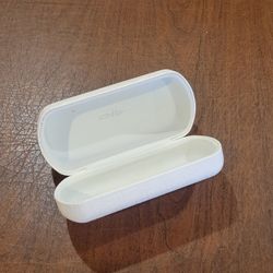 Oakley Logo Signature O Hard Clam Shell Sunglasses Large Case White 
1224. Pre-owned, very good shape. Would fit large size glasses