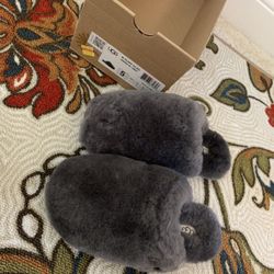 UGG slippers (Size 5)