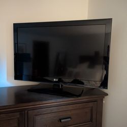 37 Inch LG TV 