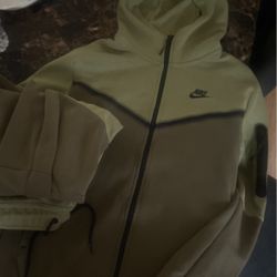 Full Green Nike Tech Fleece