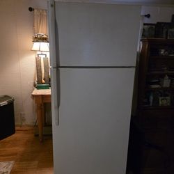 General Electric Refrigerator In Very Good Working Condition 100