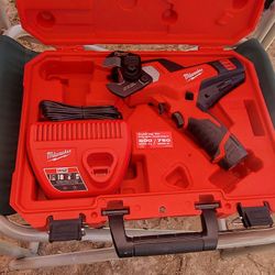 MILWAUKEE M12 12V LITHIUN-ION CORDLESS 600 MCM CABLE  CUTTER KIT WITH 1 BATTERY,  CHARGER AND CASE