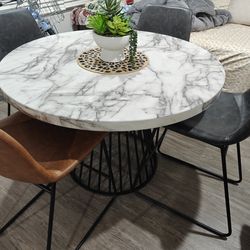 Dining table with 4 chairs Leather