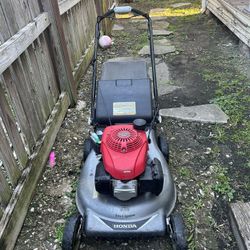 Self Propelled Honda Mower With Bag 