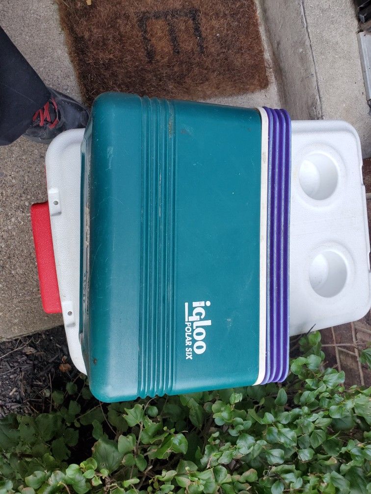 A Igloo Six Pack Cooler
