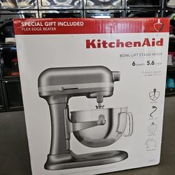 KitchenAid 6 Quart Bowl-Lift Stand Mixer W/Attachments 