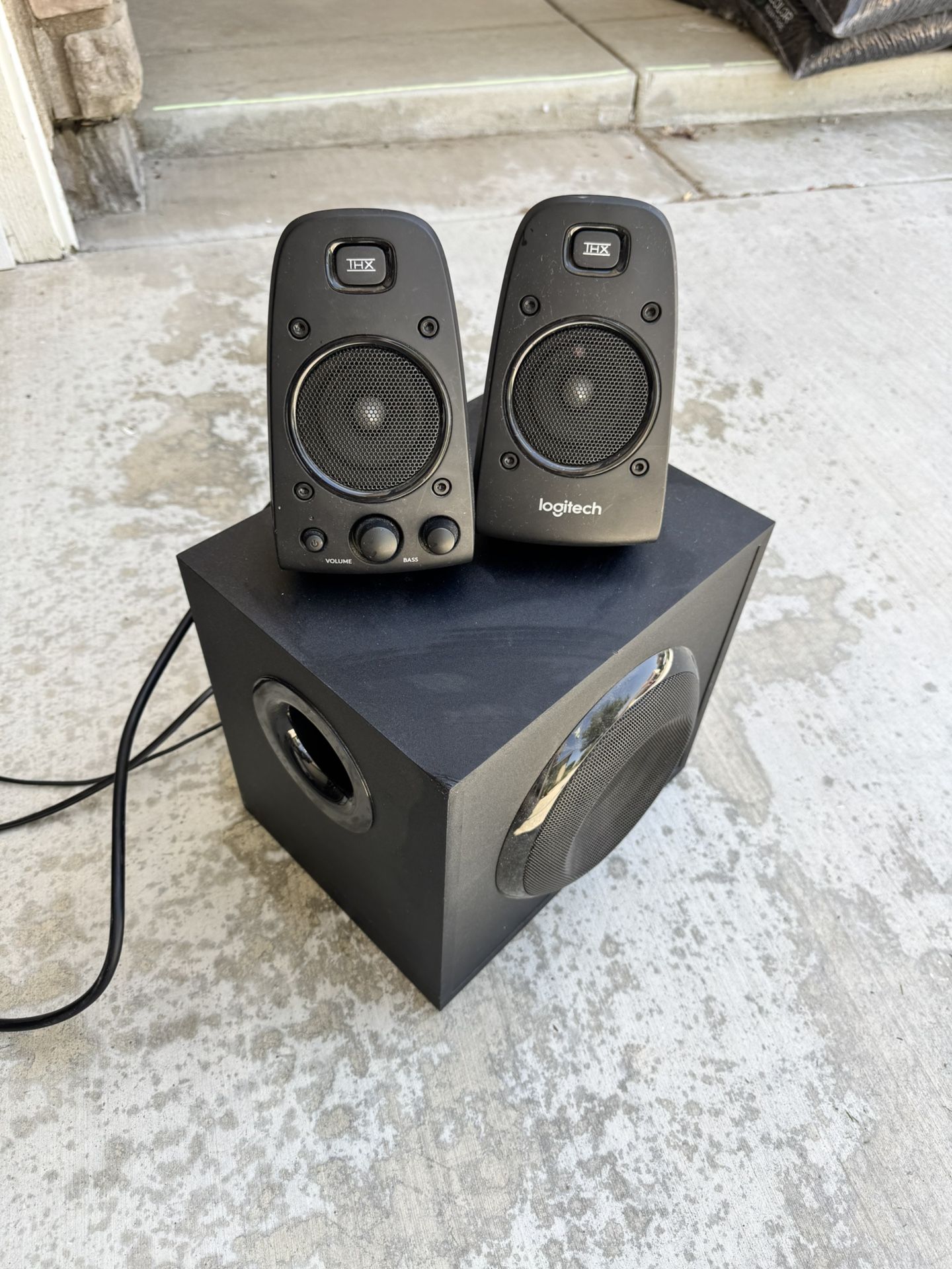 Logitech Z623 2.1 Speaker System, 2 Satellite Speakers, 7" Bass Reflex Subwoofer