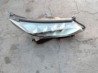 2016 -2020 Toyota Mirai headlight (Xenon Hid) with all the accessories OEM.