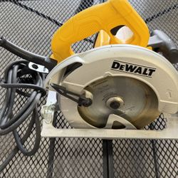 DEWALT 15 Amp Corded 7-1/4 in. Lightweight Circular Saw 