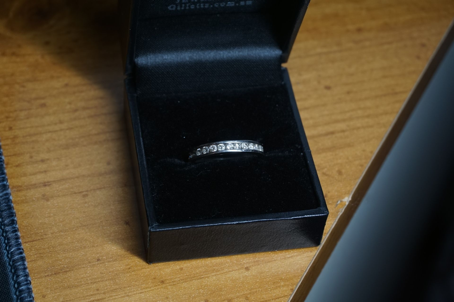 14k White Gold Band With 10 1/2 Cwt Diamonds Inlaid Size 6