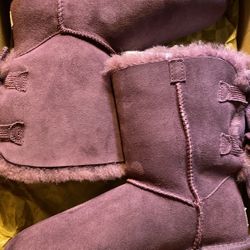 Women’s UGGs Size 5 Never Worn 