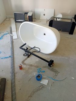 48 X 26 X 26. Beautiful Tub In Great condition. With Bath Nozzle 