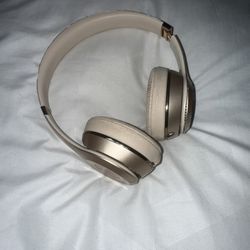 iPad 10th Gen And Beats Headphones Bundle 