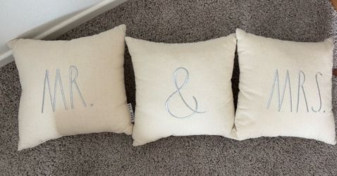 Mr&Mrs (Rae Dunn) small pillows