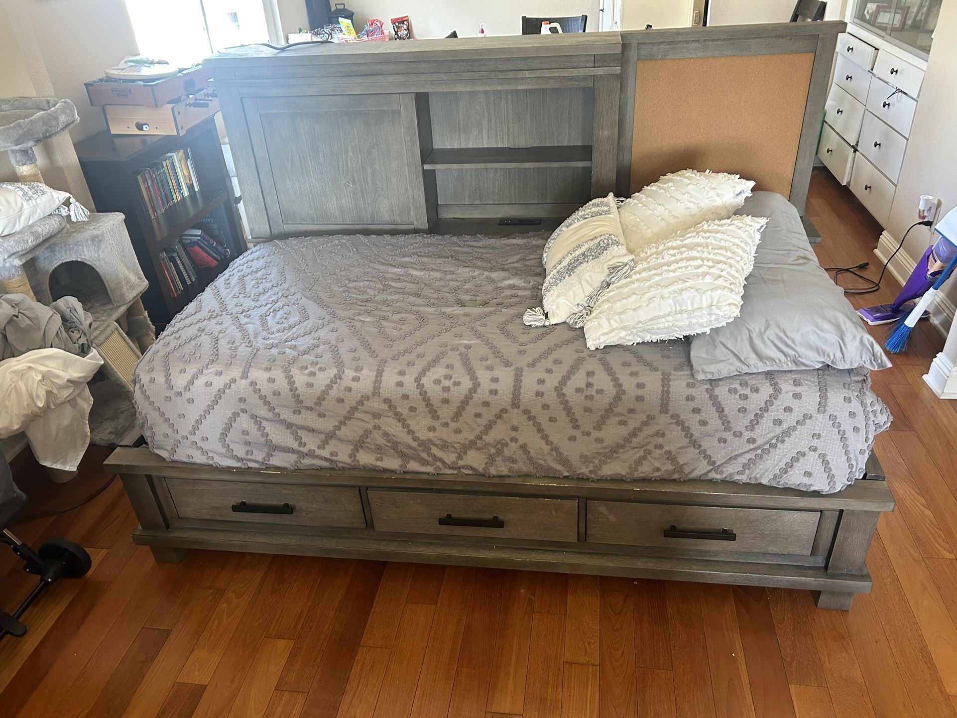 Bedroom Set, Bed, Dresser And Desk
