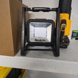 MAKITA LIGHT DML805 
