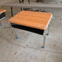 4 brand new tables, paid 60$ each