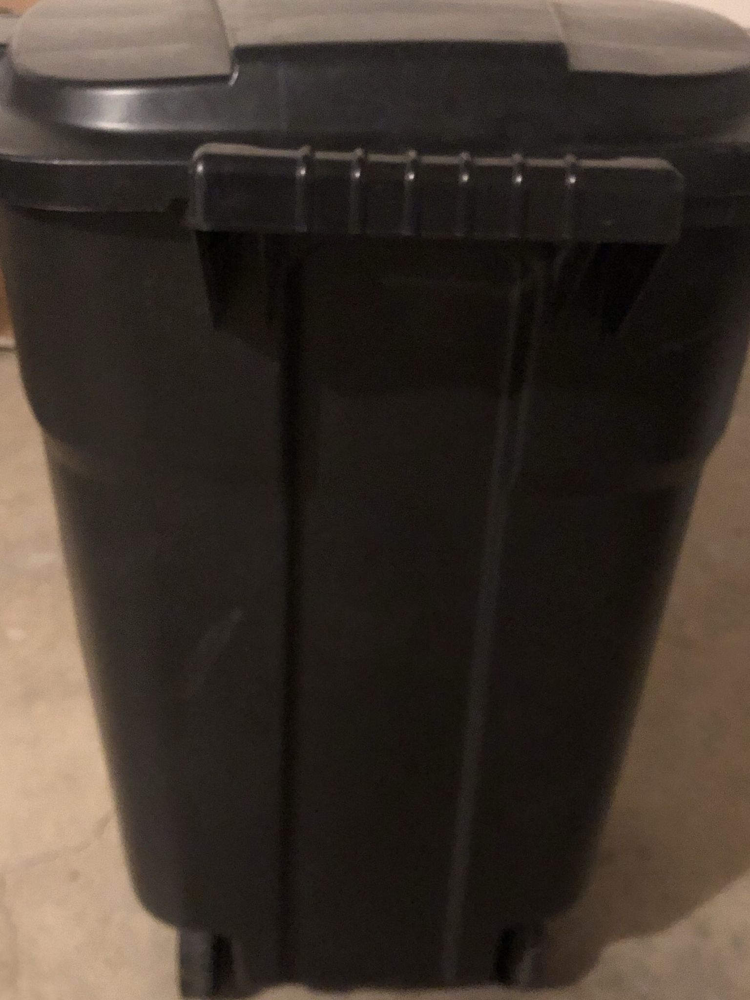 32 Gallons Garbage Can with Lid