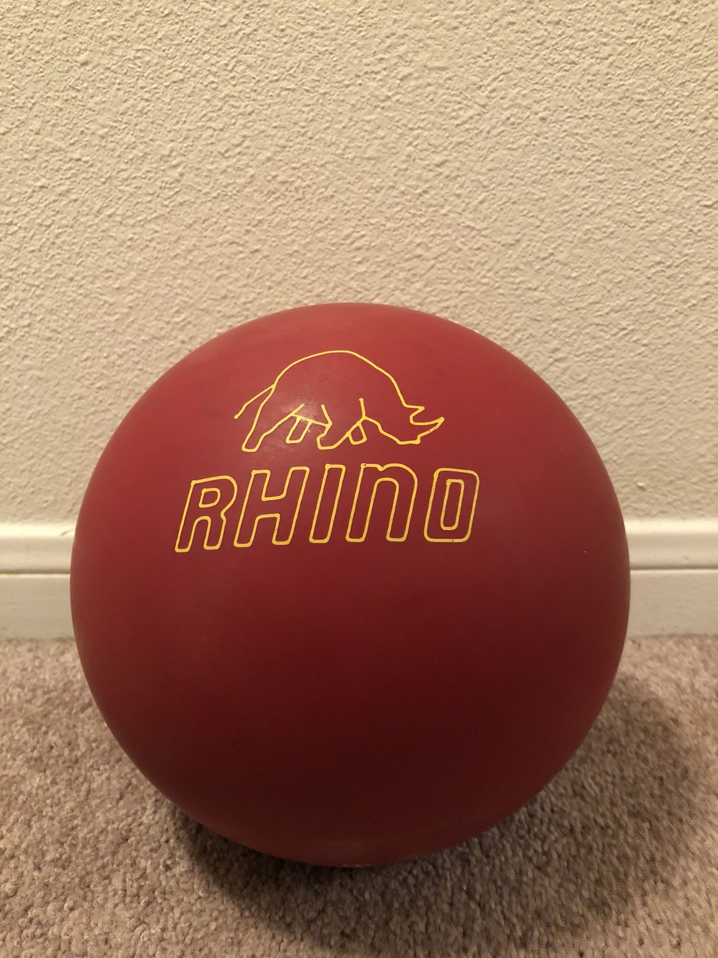 BRUNSWICK red rhino bowling ball