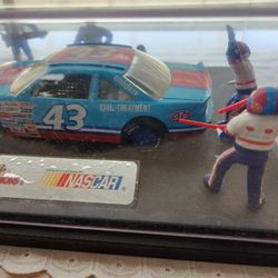 STP #43, 1:24 scale die cast race car with action figures on race day, in plastic cover box.