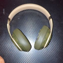 Beats And Charger it’s in good condition 