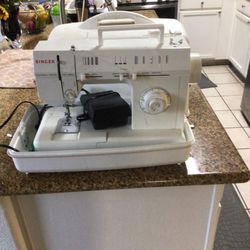 Singer Sewing Machine Very Good Condition Works Perfect