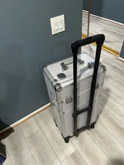Rolling makeup train case for eyelashes