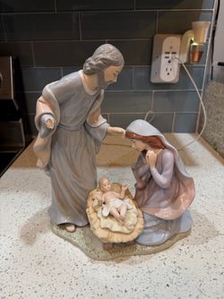 Porcelain Nativity Scene Figurine (missing one hand)