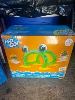 Frog fun sprinkler tunnel