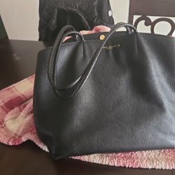  LARGE PURSE  , MARC JACOBS  , GREAT CONDITION,  OLMOS NEW . GREAT  FOR TRAVEL . REAL LEATHER  . GREAT PRICE  .  