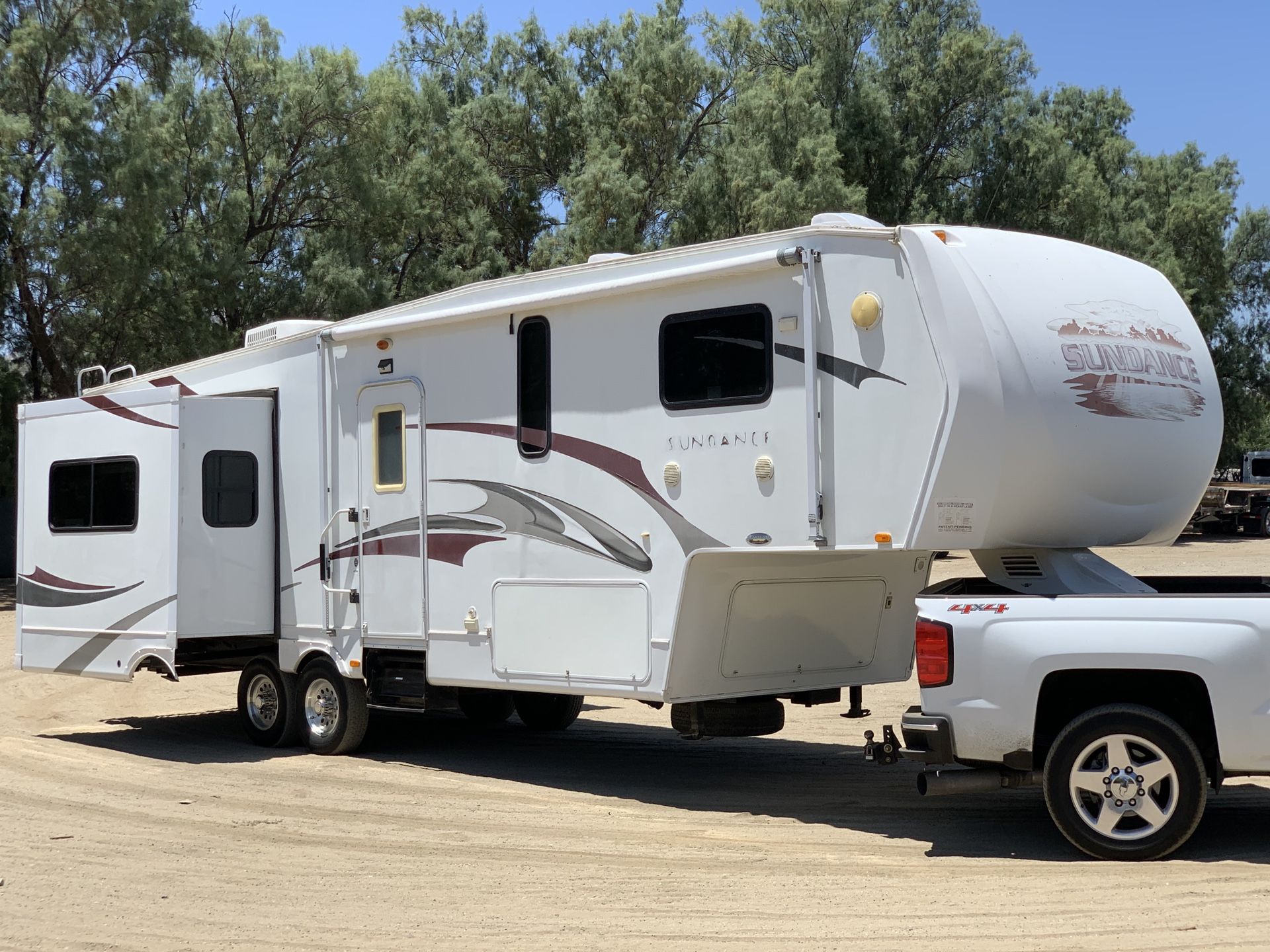 2009 Sundance 5th Wheel 32 FT. W/ 3 Slide Outs - CLEAN