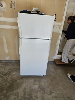 Frigidaire 19-cu ft Standard-Depth 30-in Wide Top-Freezer Refrigerator ( White )