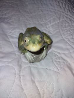 Lladro “Natures Observer Frog”