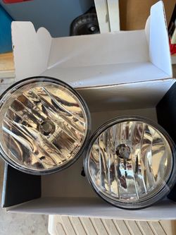 GMC Sierra new Fog light W/Bulbs