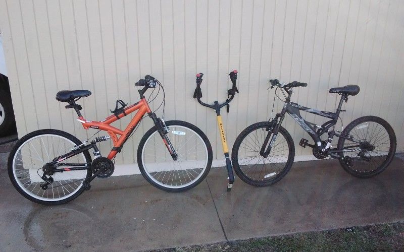Shimano Aluminum bikes/ Like New/ included bikes holder w/ adapter for 1 or 2 inches Hitch & chain. Tires still New very little use.