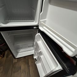 Frigidaire 7.5 Cu. ft. Refrigerator, Platinum Series, Standard Door Style - Stainless Look