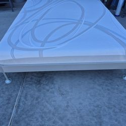Queen Size Aluminum Platform Bed Fame With Memory Foam Mattress In Very Good Condition,  Pets Free,  Smoke Free 